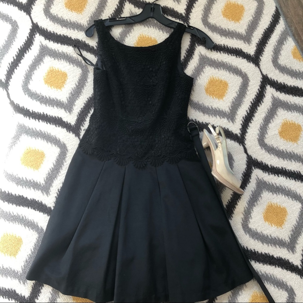 Size  0 sleeveless lace white house black market